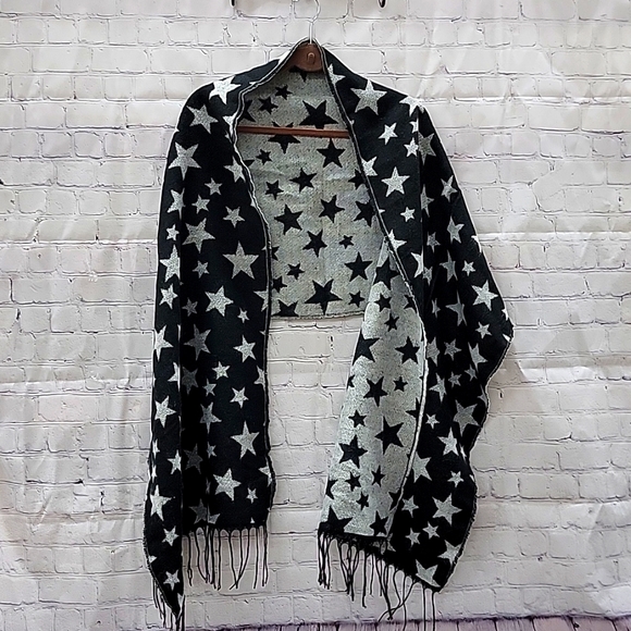 Steve Madden Reversable Oversized Scarf Black/ White NWT!🎁 - Picture 3 of 5